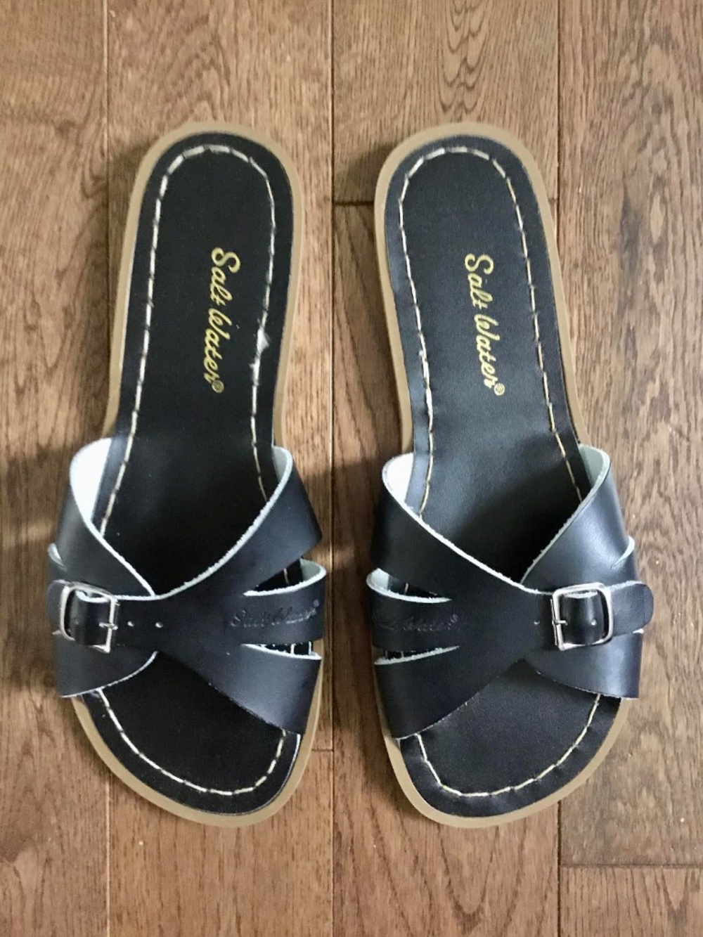 Salt Water Classic Slides in black size 8 (6UK)